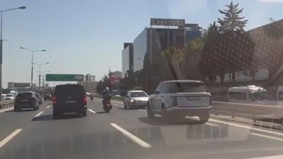 İstanbul'da trafikte garip anlar! Ters yöne geri geri giden otomobil kamerada