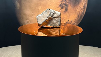 Mars'tan dünyaya düşen en büyük gök taşı 5,3 milyon dolara satıldı