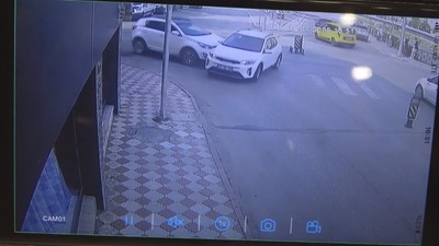 Amasya'da 3 kadının saniyelerle kurtulduğu kaza kamerada
