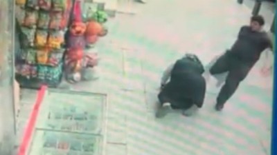 Sultangazi'de zihinsel engelli şahıs sokak ortasında annesini dövdü