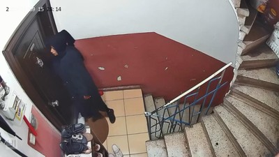 Kapıyı açmaya çalışan hırsız ses duyunca kaçtı! O anlar kamerada
