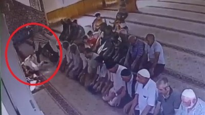 Park kavgası yüzünden tartıştığı komşusunu camide bıçaklayarak öldürdü