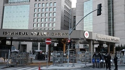 İBB'ye yönelik yolsuzluk soruşturmasında 17 zanlı adliyede