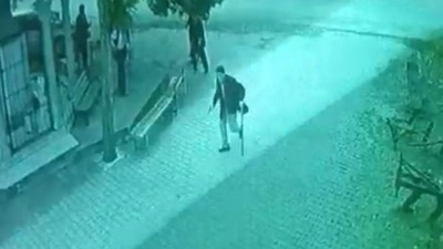 Isparta'da 93 yaşındaki adam silahla 3 kişiyi yaraladı! O anlar kameralara yansıdı