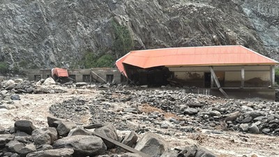 Pakistan'da muson yağmurları 242 can aldı
