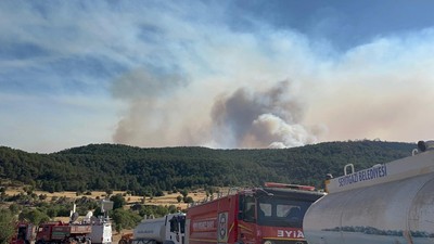 Alevlerin ortasında kalan ekipler mağaraya sığındı