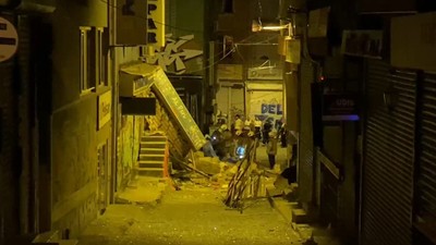 Beyoğlu’da 3 katlı bina patlama sonrası çöktü