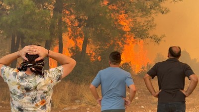 Antalya'da 3 noktada orman yangını: Evler tahliye edildi!