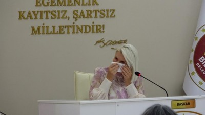AK Parti ve MHP'den destek alan CHP'li başkan Melek Mızrak Subaşı gözyaşlarını tutamadı