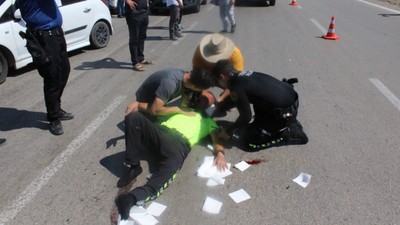 'Dur' ihtarına uymayan ehliyetsiz motosiklet sürücüsü polise çarptı