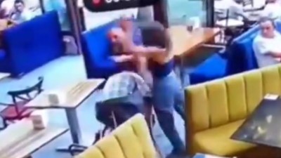 Kadın garson ile müşteri arasındaki kavga kamerada