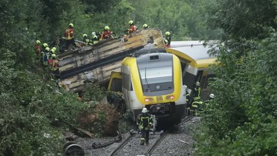 Almanya'da yolcu treni raydan çıktı