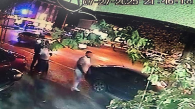 Yola fırlayan çocuğa iki otomobil çarptı