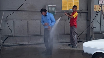 Tokat'ta sıcaktan bunalan bir kişi oto yıkamacıda tazyikli suyla serinledi