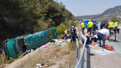 Sivas'ta minibüs devrildi: Çok sayıda yaralı