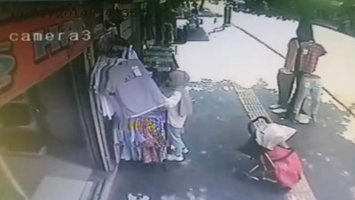 Alışverişe dalan anne bebek arabasını kilitlemeyi unuttu, facia geliyorum dedi