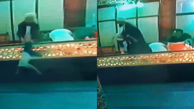 Camide panik dolu anlar! İmam namazı bozup düşmek üzere olan çocuğu havada yakaladı