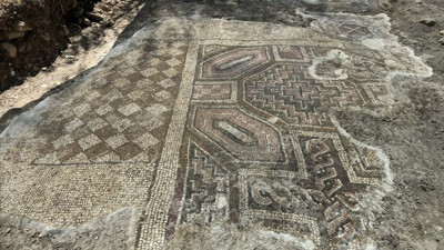 Diyarbakır'da mezar kazarken Roma dönemine ait mozaik bulundu