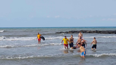 Samsun'da denize giren iki arkadaşı cankurtaranlar son anda kurtardı