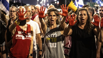 Tel Aviv'de yüzlerce kişi Gazze'de ateşkes ve İsrailli rehinelerin geri getirilmesi için sokağa çıktı