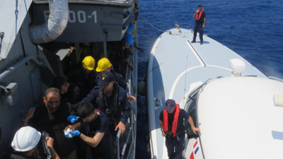 TCG Bozcaada, yardım çağırısı alınan teknedeki vatandaşı kurtardı