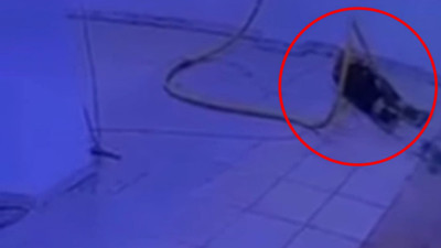 Su tahliyesi sırasında akıma kapılan kapıcının ölüm anı kamerada