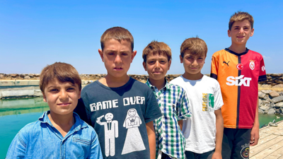 Sodalı Van Gölü çocukların saçlarını sarıya boyuyor