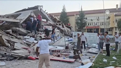 Balıkesir'deki 6,1 büyüklüğündeki depremden görüntüler