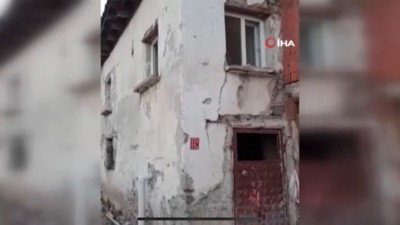 Balıkesir’deki depremde hasar gören köy evleri böyle görüntülendi