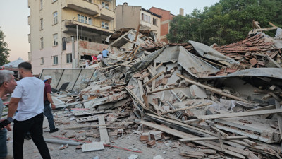 Sındırgı Belediye Başkanı Serkan Sak: 10 bina yıkıldı, enkaz altında kalan 6 kişiden 3'ü kurtarıldı