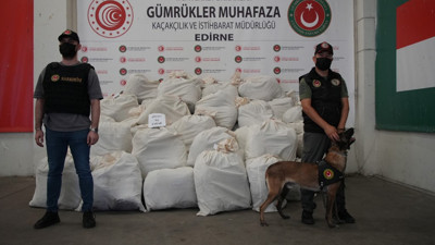 Kapıkule’de boya yüklü bir tırda, teneke kutular içerisine gizlenmiş 692 kilo 22 gram esrar yakalandı