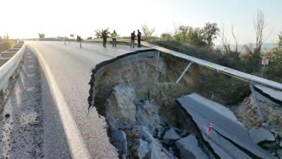 Kuşadası'nda çöken yolun akıbeti belli oldu