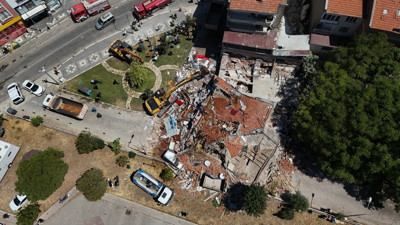 Balıkesir'deki depremde yıkılan binanın enkazı kaldırılmaya başlandı