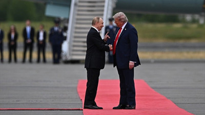 Alaska'da Trump-Putin Zirvesi: Tokalaşarak karşıladılar