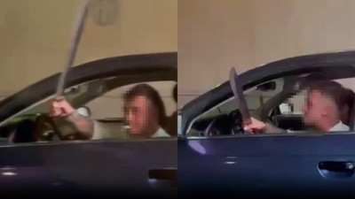 Başkentin en işlek noktasında şoke eden anlar: Trafikte kılıcını sallayıp yandaki araca zarar verdi