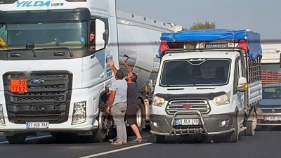 Otoyolda tartıştığı TIR'ın sürücüsüne balta sallayıp, tehdit etti