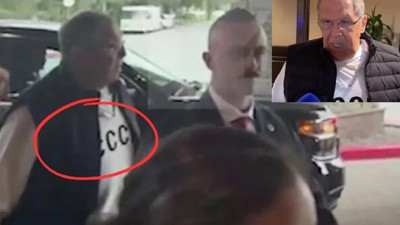 Rusya Dışişleri Bakanı Lavrov Alaska'ya SSCB tişörtü ile geldi