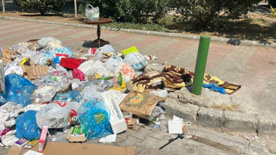 İzmir'de çöp yığınları kaldırımlara ve yollara taştı