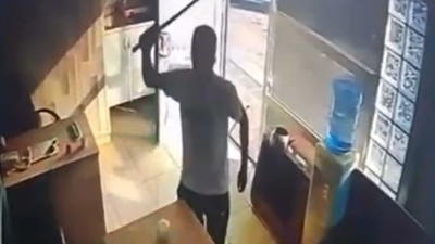 Taksi durağındaki görevliye kılıçla saldırı kamerada