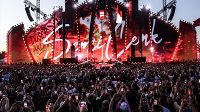Yıldız Tilbe ve Semicenk, İstanbul Festivali'nde renkli anlar yaşattı