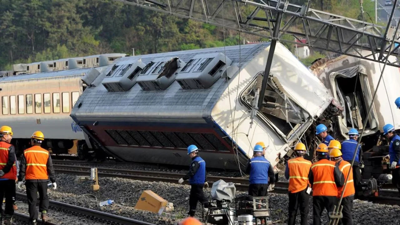 Güney Kore'de tren raydan çıktı: 2 ölü, 4 yaralı