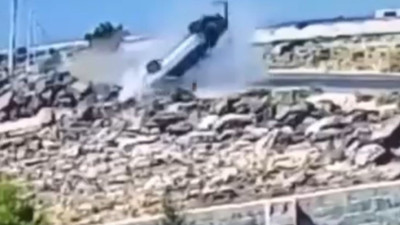 Kayalıklara çarpan otomobilin devrilme anı kamerada