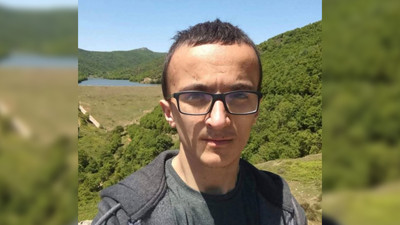 Başı kanepe ile sandığı arasına sıkışmış halde ölü bulundu
