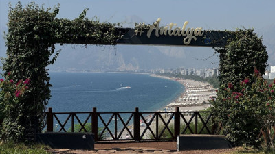 Antalya'da Sıcak Havanın Etkisi: Sahiller Dolu