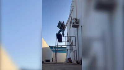Şanlıurfa'da merdivenden düşen ustanın üzerine klima devrildi