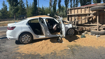 Sivas'ta Otomobil ve Traktör Çarpıştı: 3 Yaralı