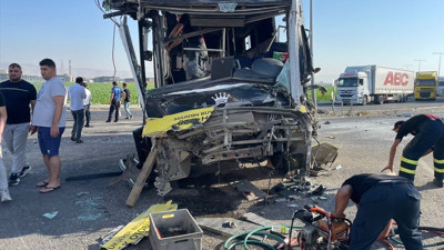 Mardin'de Halk Otobüsü ve Tır Çarpıştı: 1 Ölü, 9 Yaralı