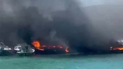 İzmir Urla'da tekne yangını: Kara dumanlar gökyüzünü kapladı
