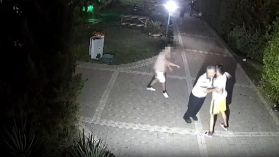 Oğluyla kavga eden çocuğu darp etti; o anlar kamerada