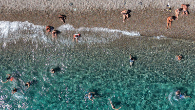 Tatilin son günlerinde Antalya sahilleri doldu